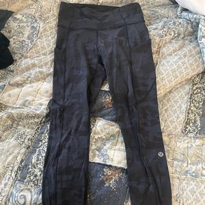 Lululemon Size 4 Camo Cropped Leggings w/ Pockets